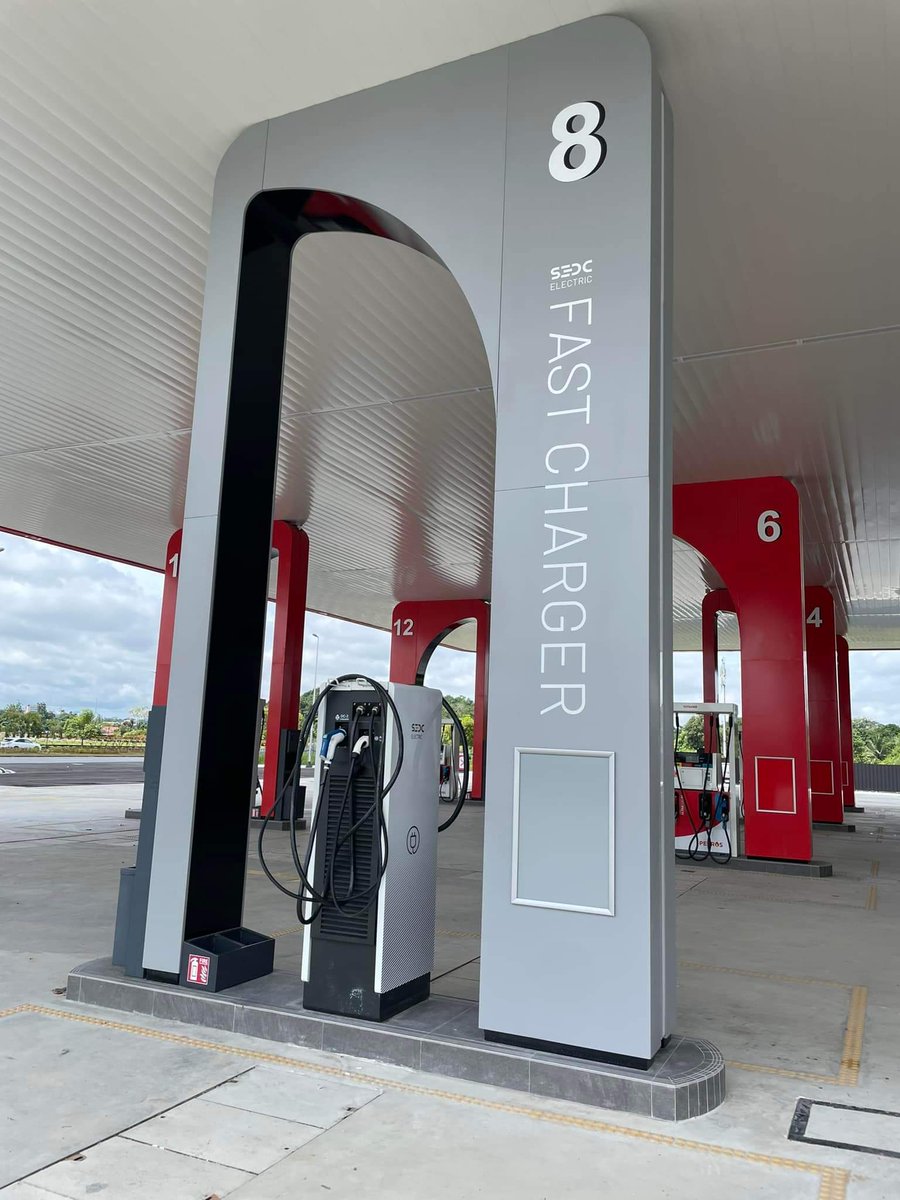 fazlihalimmedia's tweet image. Bukan luar negara tapi Malaysia !

Petros Kuching Sarawak menyediakan terminal khas untuk kenderaan Elektrik dan Hydrogen. Fast Charging yg dibekalkan drpd 60kWh sehingga 120kWh. Semenanjung pon belum ada port khas mcm ni even kebanyakan negara maju yg bangunkan EV