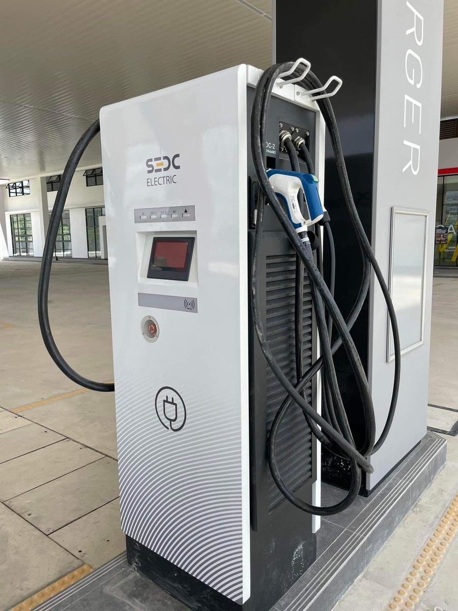 fazlihalimmedia's tweet image. Bukan luar negara tapi Malaysia !

Petros Kuching Sarawak menyediakan terminal khas untuk kenderaan Elektrik dan Hydrogen. Fast Charging yg dibekalkan drpd 60kWh sehingga 120kWh. Semenanjung pon belum ada port khas mcm ni even kebanyakan negara maju yg bangunkan EV