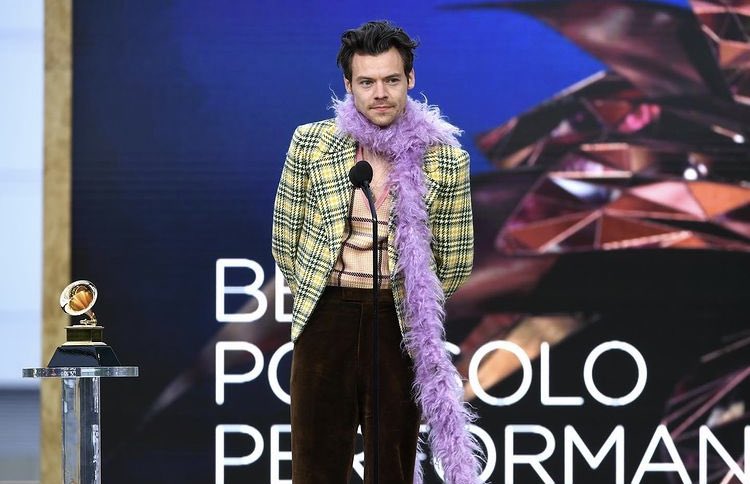 teamhsnews's tweet photo. 🔙| Hace un año, Harry Styles ganaba su primer Grammy a 'Best Pop Solo Perfomance' con 'Watermelon Sugar'. Sabemos que este solo es el primero de muchos premios, este año es de él y no podemos esperar! https://t.co/LcYfyNi3AX