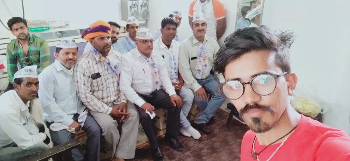 अब पाली में भी इन्कलाब आएगा। 

.@AAP4Pali ने पाली में जिला कार्यालय का उद्घाटन किया, एवं सक्रिय कार्यकर्ताओं की मीटिंग हुई। 

इसी दौरान जिला अध्यक्ष @DayalDangiAAP अल्पसंख्यक प्रदेश अध्यक्ष @RamjanKhan05, पाली लोकसभा अध्यक्ष @Babukhan775,