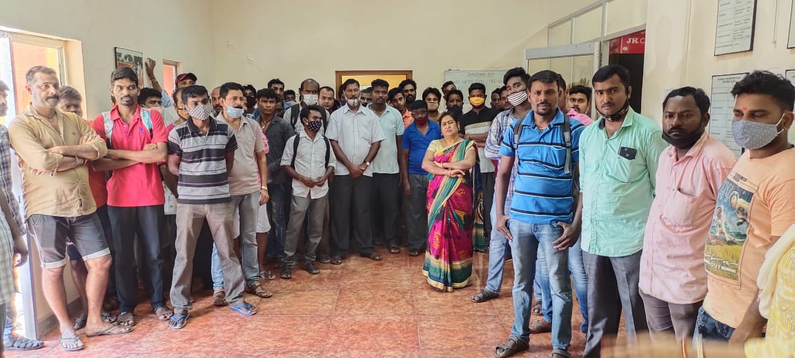 AndamanLabour's tweet photo. Labour Department in association with APWD organized an Awareness Camp on Pradhan Mantri Shram Yogi Maandhan (PM-SYM) Yojana at the Water Treatment Plant of PHE Division. Benefits of the scheme explained to the workers.

@jitendra_narain 
@MediaRN_ANI 
@Andaman_Admin https://t.co/FeEm04FFHq