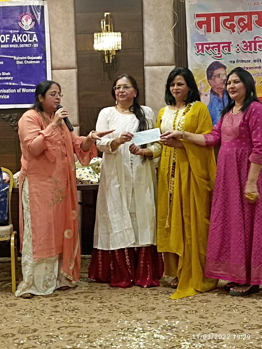 ClubAkola's tweet photo. #Rotery club of Akola east donate money to Innerwheel club for pink Auto https://t.co/ZNt8fJQGAV