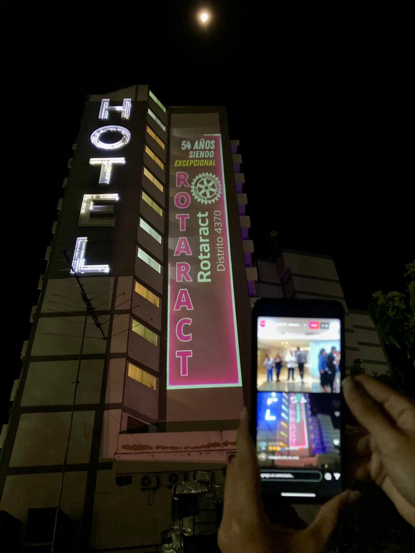 RotaractMaracay's tweet photo. Hoy celebramos con emoción los 54 Aniversario de #Rotaract con una sorpresa hecha con mucho cariño para el #distrito4370
A través de un  #instagramlive mostramos como iluminamos parte del Hotel Hesperia con nuestro logo. 
!Por muchos años más de servicio! https://t.co/38xY4DlD8B