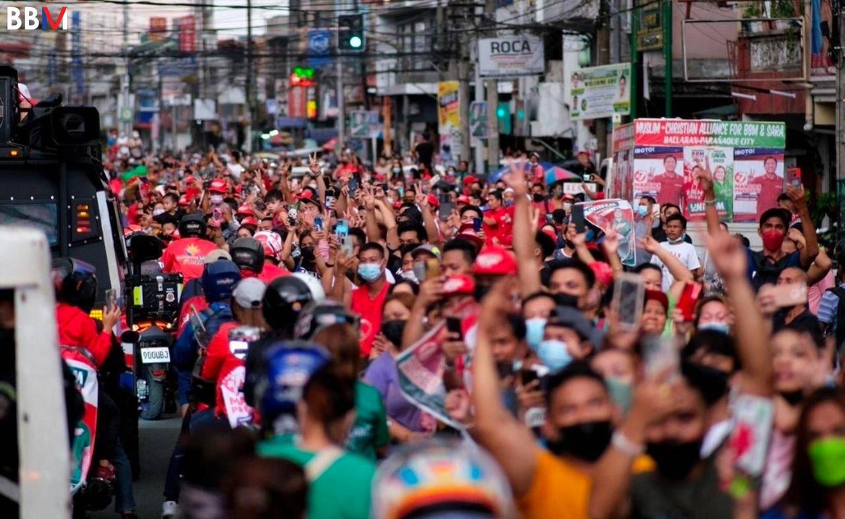 bongbongmarcos's tweet photo. Matinding init man o ulan, hinding-hindi papatinag ang Uniteam sa pagbisita sa ating mga taga-suporta. 

Maraming salamat, Parañaque! Tunay na di matatawaran ang inyong pagmamahal at suporta sa amin nina Mayor Inday Sara. https://t.co/V0BfwzQXJI