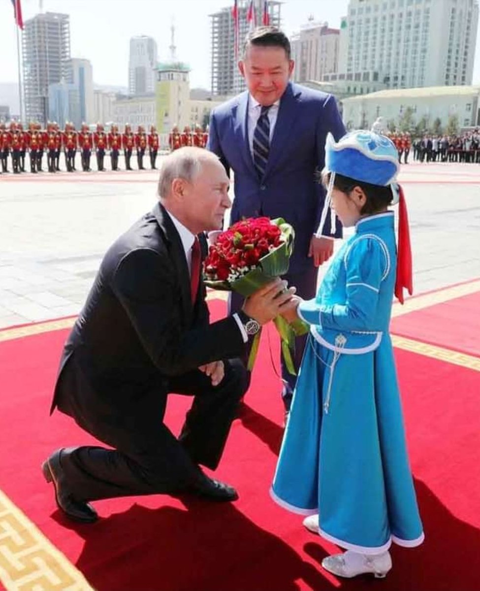 GanboldO2's tweet photo. Хүүхдийн өмнө бүтэн сөгдөөгүй ч адил түвшинээс нүд нүдээ харваа ... https://t.co/GgTVPvWfrS