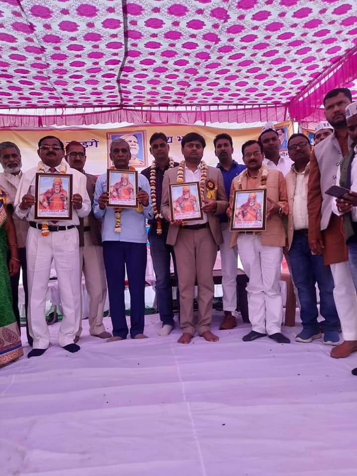 जनपद बांदा में राष्ट्रीय संत गाडगे जी महाराज के 146 वे जन्मोत्सव पर कार्यक्रम हुआ गाडगे यूथ बिग्रेड के राष्ट्रीय संरक्षक श्री अमरदीप माथुर जी ने  संत गाडगे जी का संदेश जन जन तक पहुंचाने पर जोर दिया
#गाडगे_यूथ _बिग्रेड 
#राष्ट्र _संत _ गाडगे_महाराज