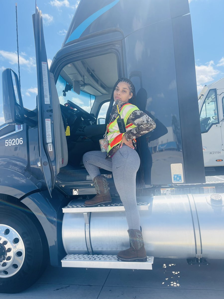 goofyashh's tweet photo. Pretty trucking💗 #femaletrucker https://t.co/F5d0OdLpIM