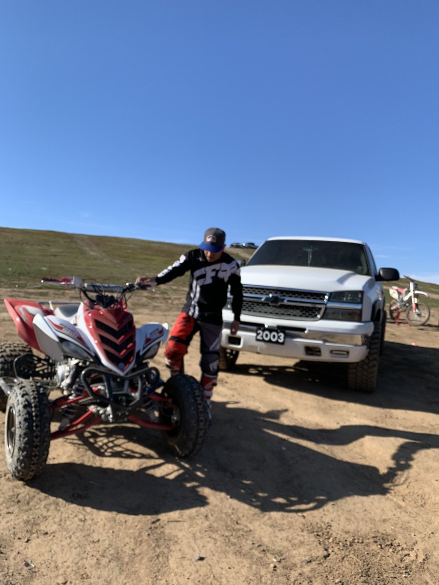 HectorR_Z71's tweet photo. "Le gustó la vida recia, en las motos se paseaba... una Raptor roja se miraba que zumbaba" 🎵🎶 #AR21 https://t.co/wbZndCdXZy