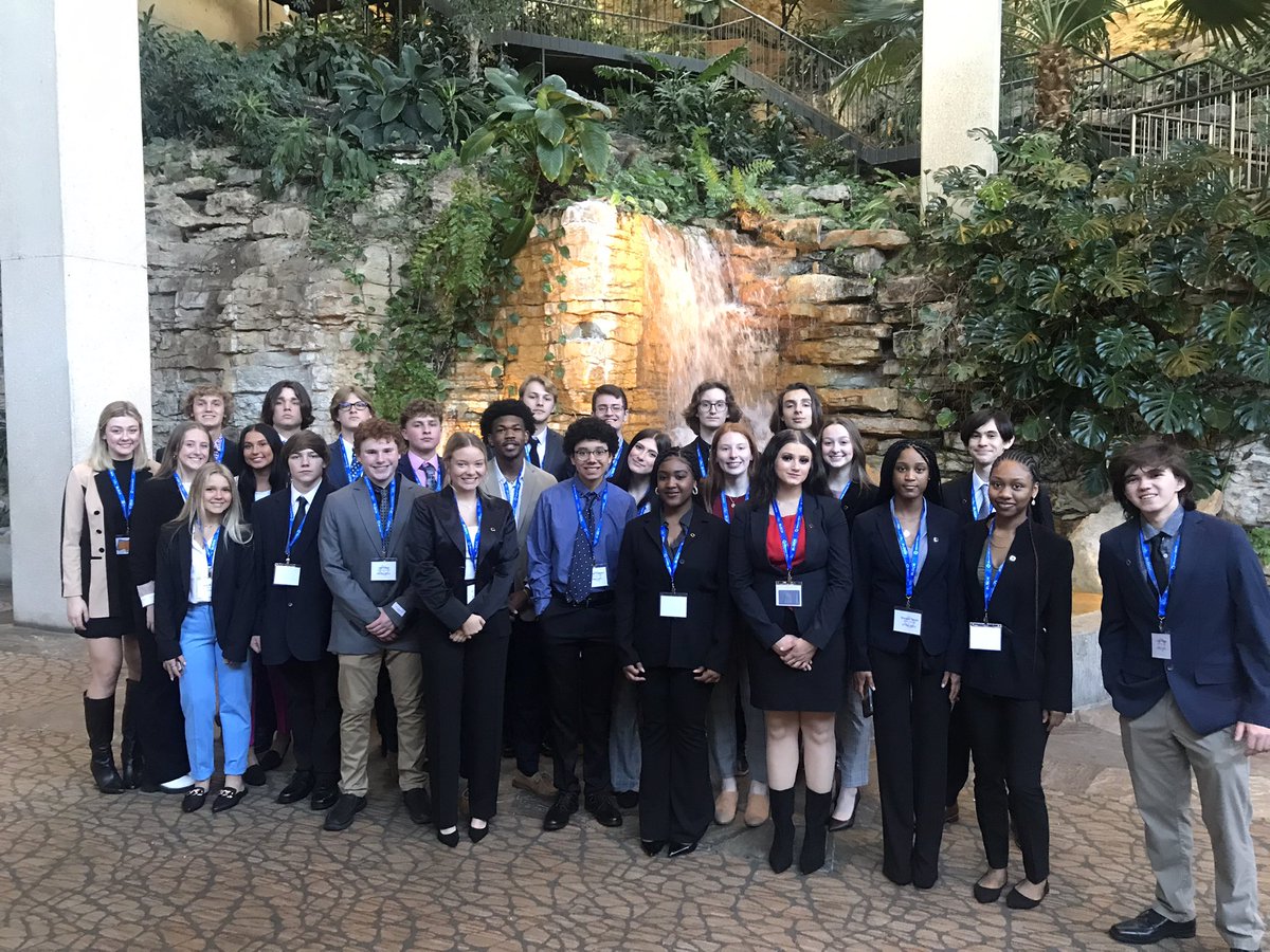 SCpiratedeca's tweet photo. SCHS & SCW DECA - way to represent the SCSD! Looking awesome! #MODECAState https://t.co/6PzqCoDouk
