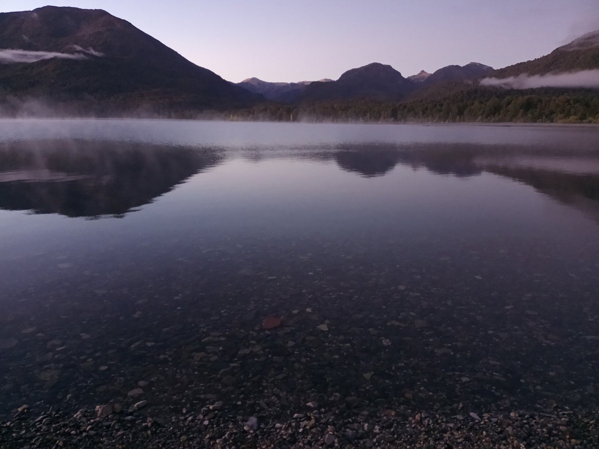 martinbrocardo's tweet photo. Amanecer en el Lago #Lacar. Foto tomada desde el camping #Nonthué #Neuquén #Patagonia 🇦🇷 https://t.co/XDskgY4R2h