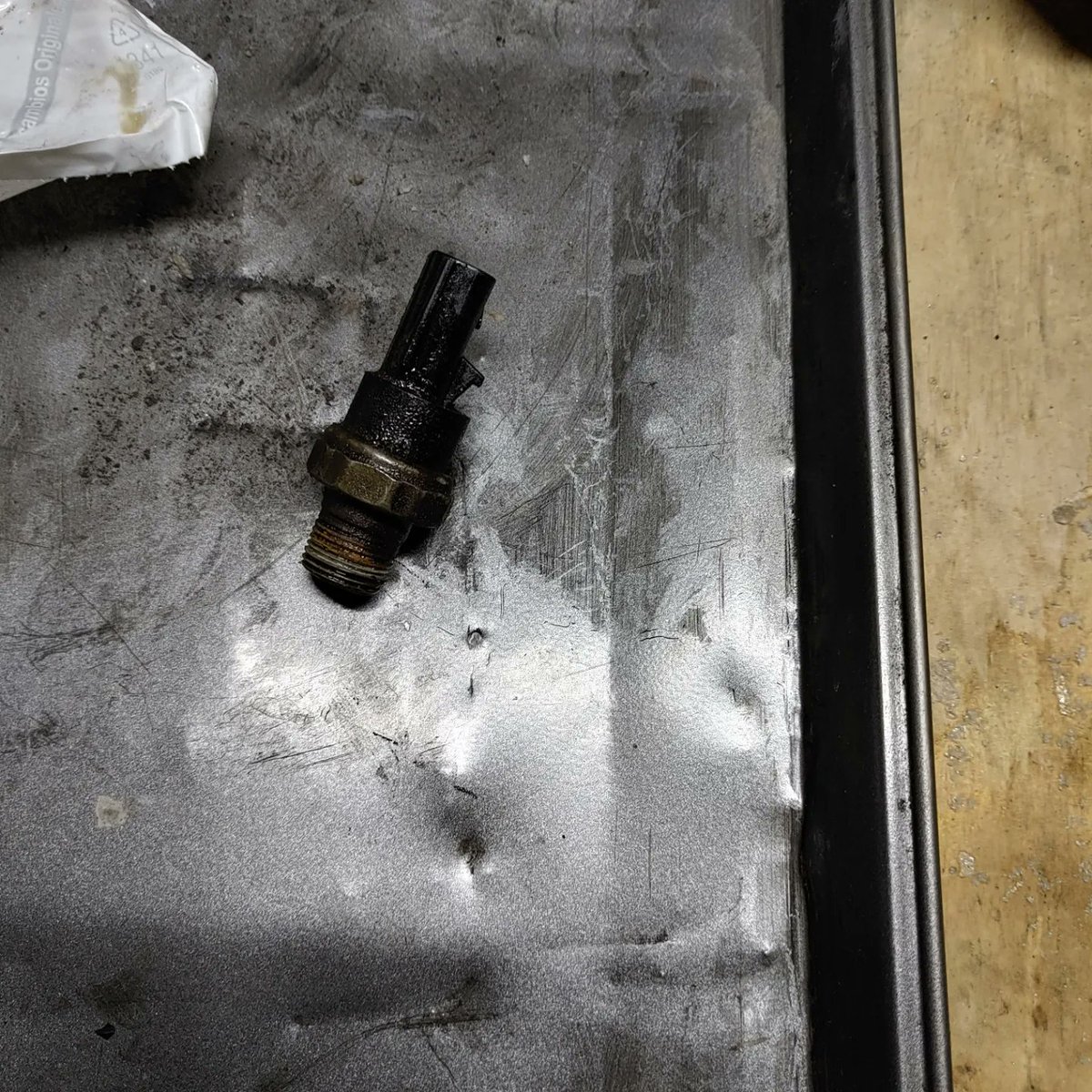 Ramrodlnt's tweet photo. Leaking oil pressure sensor, making a mess and causing the oil pressure light to stay on
#yegautorepair #mobilemechanic #edmontonautorepair #edmontonsmallbusiness #yegsmallbusiness #automotivetechnician #mechanic #professionaltechnician https://t.co/qWUgQfsQAA