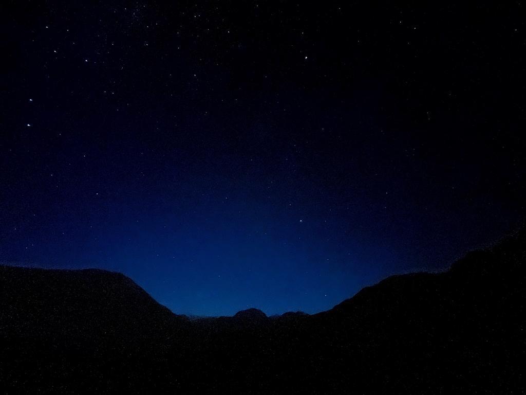 martinbrocardo's tweet photo. Noche sobre el Lago #Lacar #Nonthué de @edqu_ https://t.co/hgK2K8d0a3