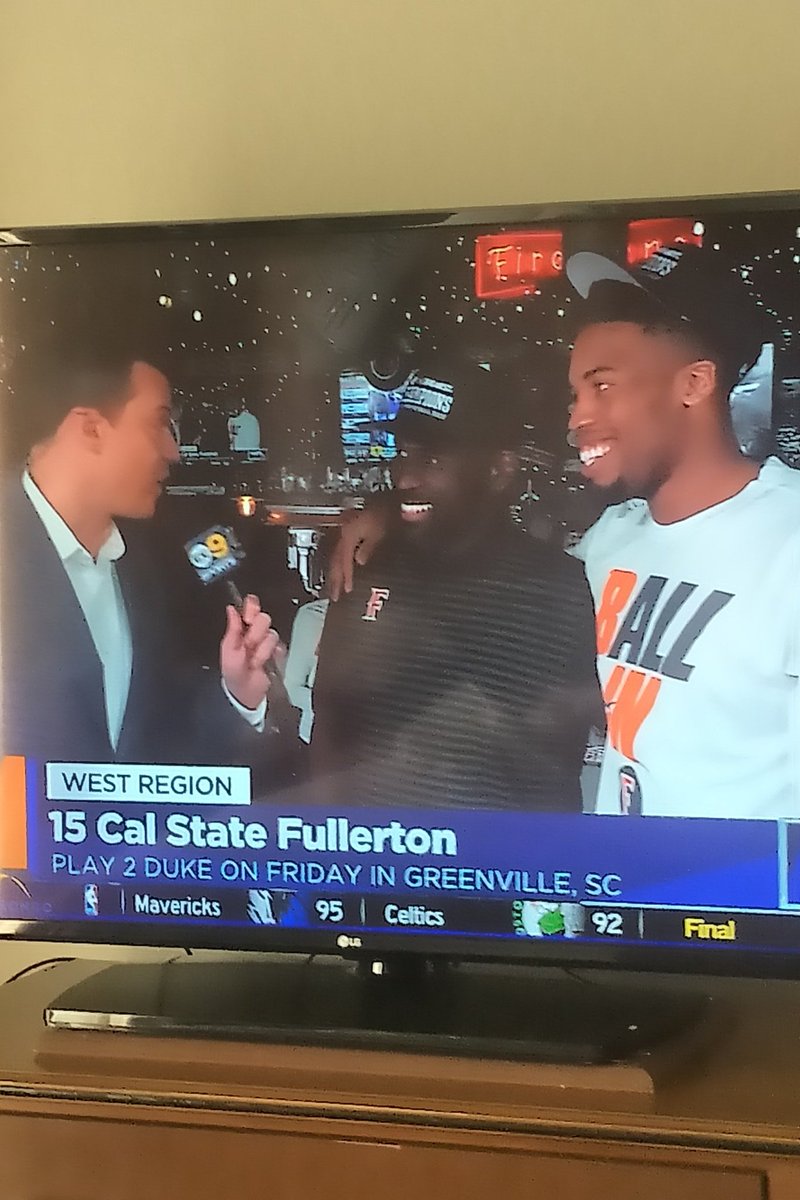 TheSteinLine's tweet photo. Sitting here in LA, watching the legend Jim Hill setting up a Fullerton/Duke NCAAs showdown, then throwing to a live @DedriqueTaylor in downtown Fullerton with @EAnosike55 bursting into the shot to announce that "we're gonna shock the world" ... this really happening right now? https://t.co/hoPOaIkojX