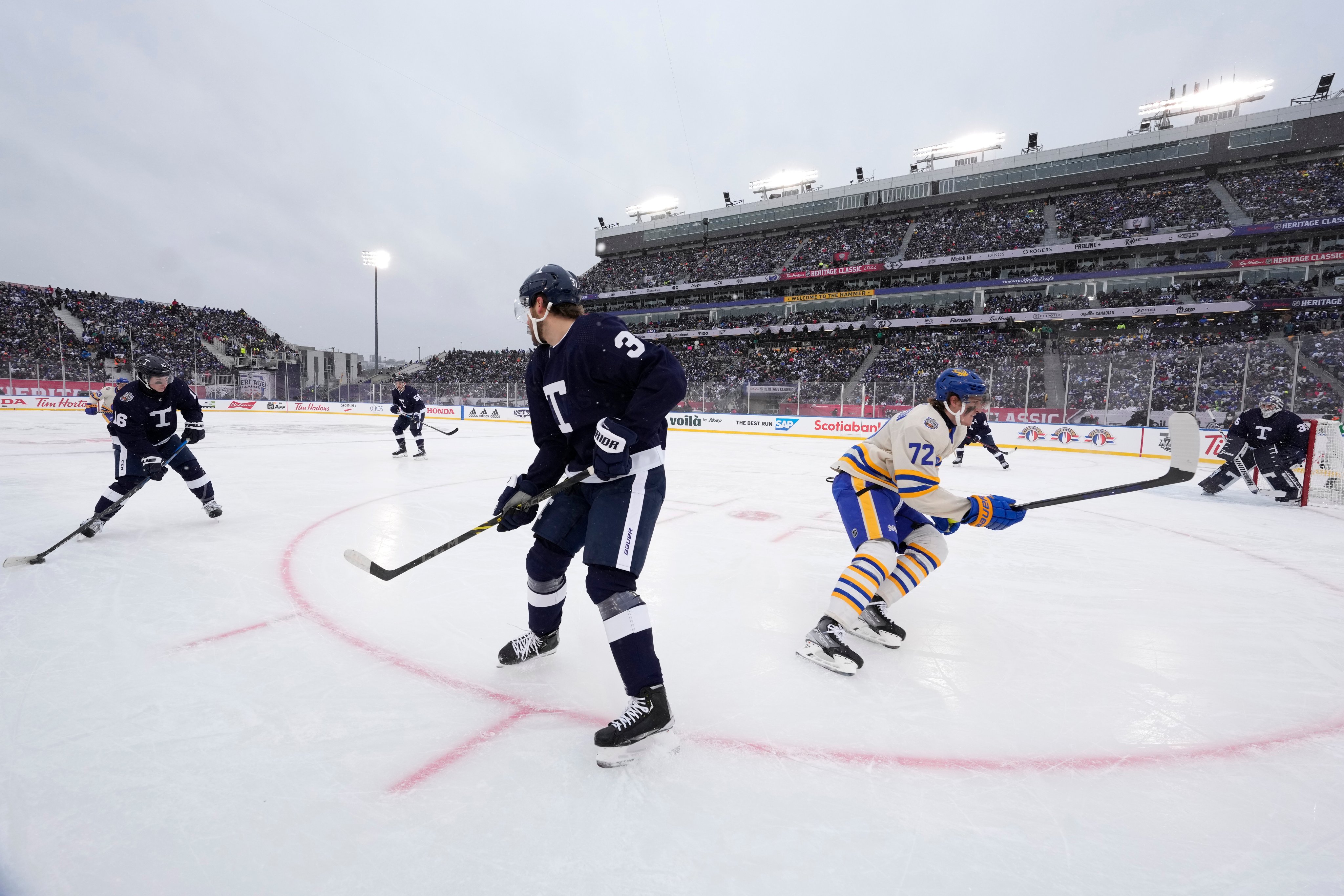 Hinostroza, Krebs lead Sabres over Maple Leafs in Heritage Classic