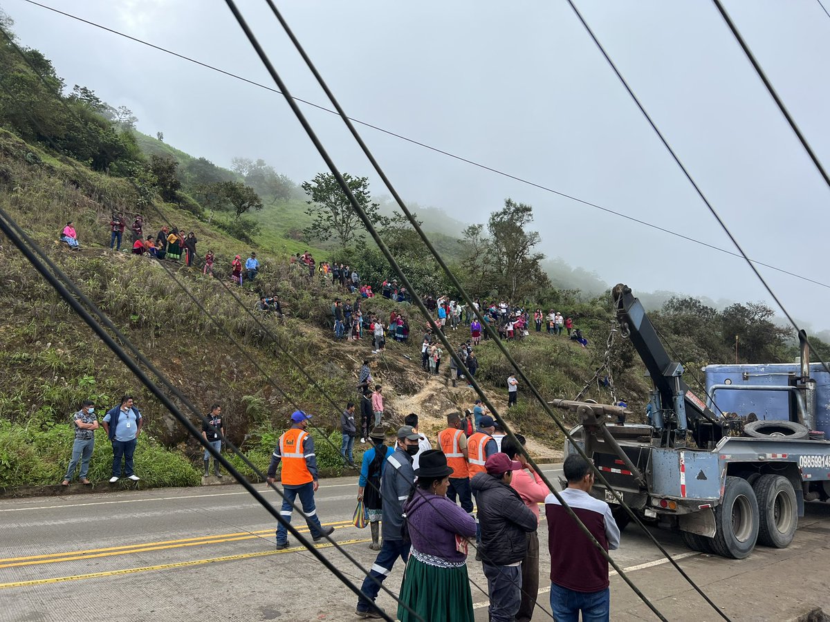 riwilo2002's tweet photo. Dolor y desolación se vivió ayer en #Surales parroquia #Ducur cantón #Cañar; el accidente de tránsito, ya es conocido, dejó sin consuelo a todos..
Apenas enterados, fuimos al lugar, desde el #GobiernoDelEncuentro prestamos toda la ayuda posible a los familiares de las víctimas. https://t.co/dBXnhG9ltR