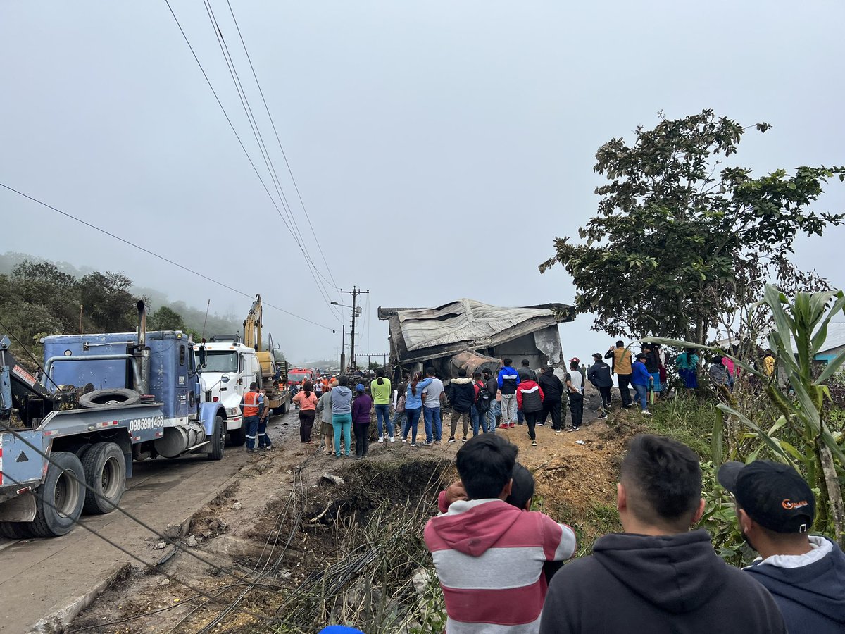riwilo2002's tweet photo. Dolor y desolación se vivió ayer en #Surales parroquia #Ducur cantón #Cañar; el accidente de tránsito, ya es conocido, dejó sin consuelo a todos..
Apenas enterados, fuimos al lugar, desde el #GobiernoDelEncuentro prestamos toda la ayuda posible a los familiares de las víctimas. https://t.co/dBXnhG9ltR