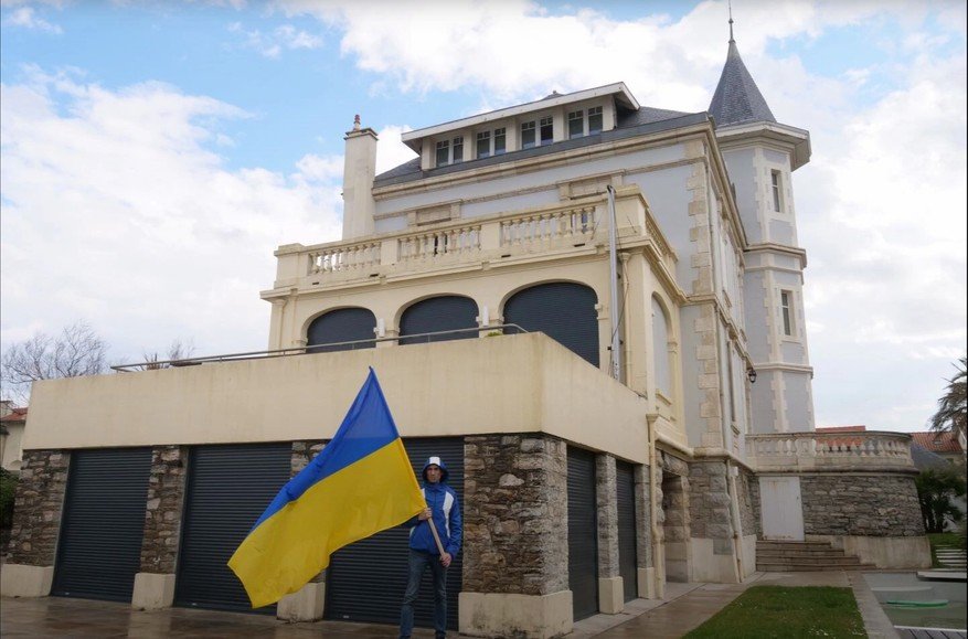 AmichaiStein1's tweet image. French activist Pierre Afner entered the villa of Putin's daughter Alta Mira in Biarritz changed the locks, and declared the villa was ready to accept Ukrainian refugees.

The villa has eight bedrooms and three bathrooms