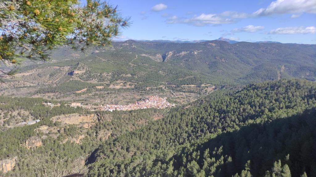 C_sempervirens's tweet photo. Imatge de #Cirat, la vall del #RiuMillars i es pot apreciar l'espectacular tall del #BarrancodelLobo al sector Nord del terme. Més enllà, Penyagolosa. 📷 de Andreu. @espadaniques @PepinoAcn @MuntanyaV @chivamarisa https://t.co/v9n549ph8D