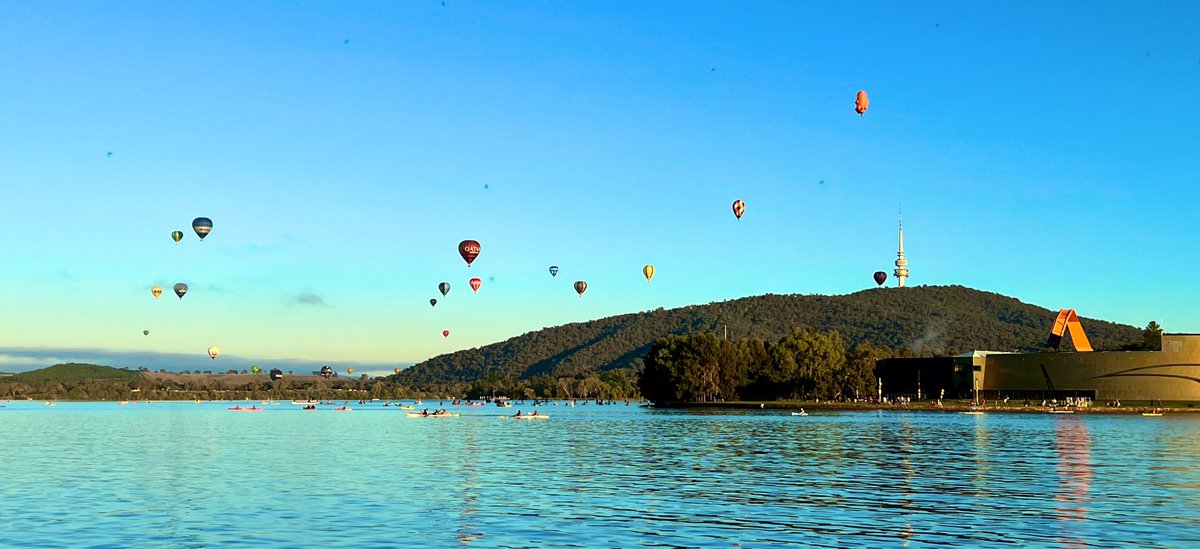 Majestic start to Monday with #BalloonSpectacular at Lake Burley for #CanberraDay. 😍