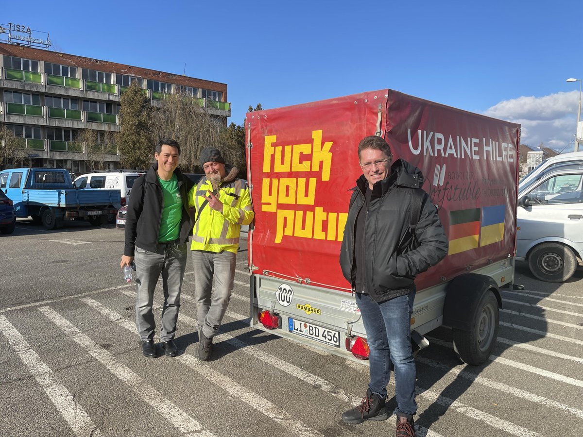 algard's tweet photo. Ralf Eisenhut packed up his restaurant and brought 14 staff all the way from Lindau, Germany to Záhony on Ukraine border. He’s served up 15,000 meals for refugees. Bonus points for his vehicle graphics! #StandWithUkraine #StopPutin #StopPutinsWar https://t.co/wik6hZUXeA