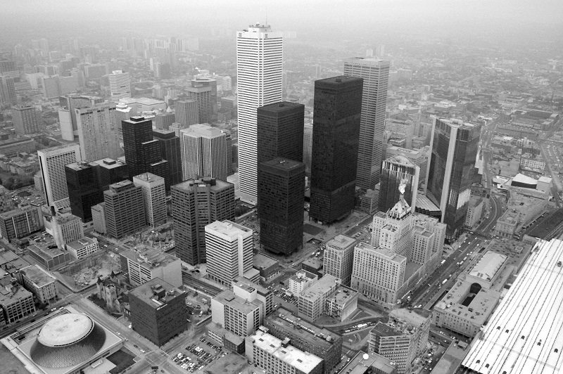 TorontoPast's tweet photo. TO in the 80's : Toronto Photographer Feature : Avard Woolaver has a fantastic set of books. See more @avardwoolaver.  Here's a look at the core in 1986 from CN Tower shot by Avard.
.
.
.
.
#toronto #torontopast #retrotoronto #torontohistory #downtowntoronto #cntower https://t.co/PLjbYcTr0K