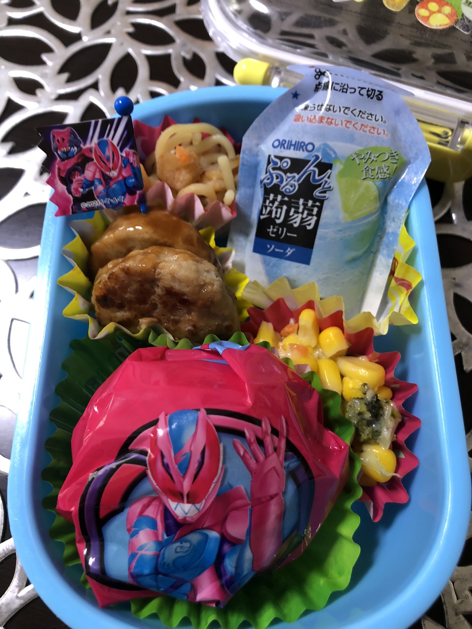 シュクラン 幼稚園のお弁当 年長 少食くん 6歳おとこのこ おにぎりラップ 仮面ライダーリバイス 弁当に T Co Kocytripg5 Twitter