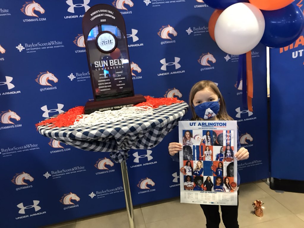 jeffacarlton's tweet photo. Thrilled to meet some of her heroes!  #MavUp @UTAMavsWBB @CoachRekeUTA https://t.co/bQWVpFLtUH