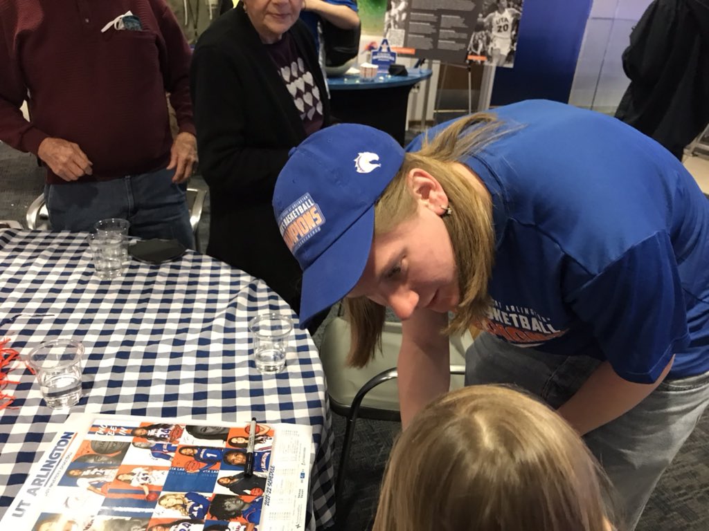 jeffacarlton's tweet photo. Thrilled to meet some of her heroes!  #MavUp @UTAMavsWBB @CoachRekeUTA https://t.co/bQWVpFLtUH