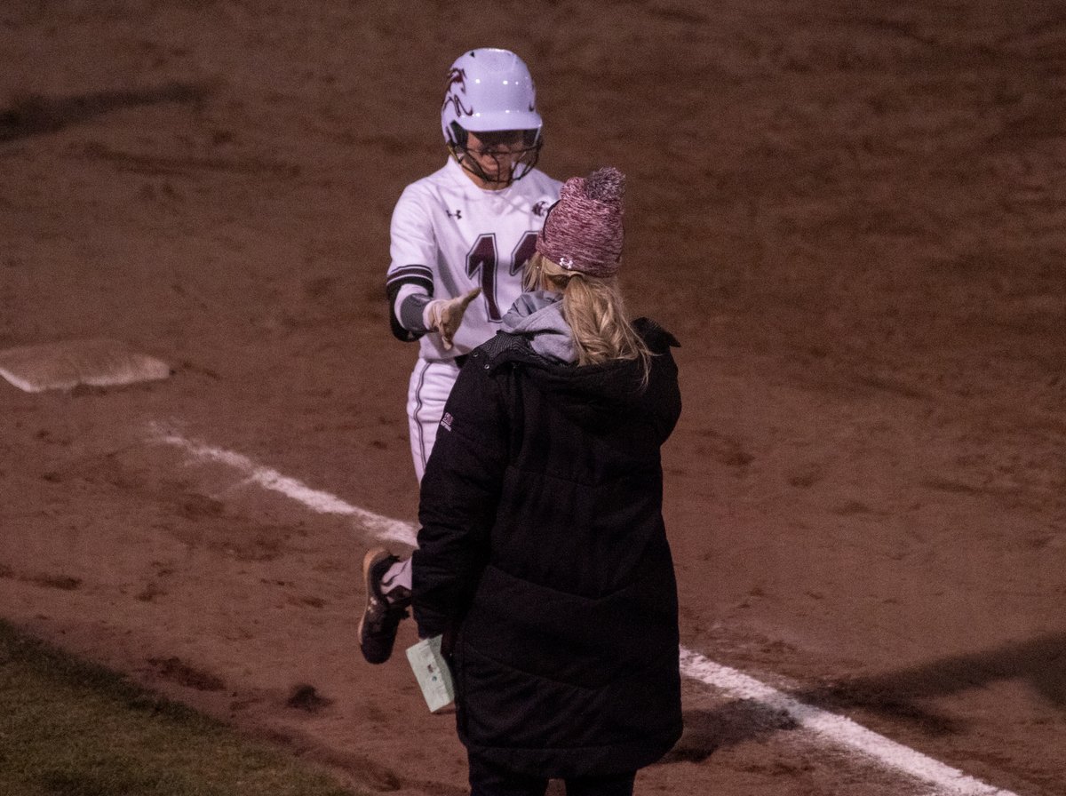 SIU_Softball's tweet photo. FIRST CAREER 💣‼️

@aubree_depron hits a three-run jack for her first career blast.

B5 | SIU 9, SIUE 3 https://t.co/H9SOEEjAue