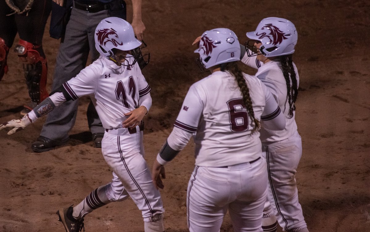 SIU_Softball's tweet photo. FIRST CAREER 💣‼️

@aubree_depron hits a three-run jack for her first career blast.

B5 | SIU 9, SIUE 3 https://t.co/H9SOEEjAue