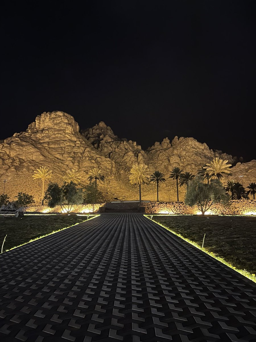 #نافذة

 آه من ليلي وعثرات المسـاري
وكلّ خطوه دونها بابٍ مسكّر !

ليت مابالبال شي من الطواري
وليتني كل ماتذكّر ... ماتذكّر !