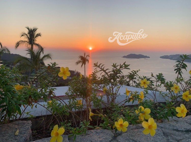Acapulco's tweet photo. Los más bellos atardeceres se disfrutan en Acapulco, no te quedes fuera y compártelos con tu persona favorita este #PuenteEnAcapulco. https://t.co/IJ8TWsMFTt