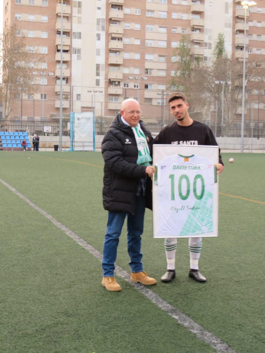 Davidcura16's tweet photo. 💯 partidos con la @uesants en #3div5. @ResakasEst @SantsGreen  Grscias por el detallazo https://t.co/T1W3zoml0F
