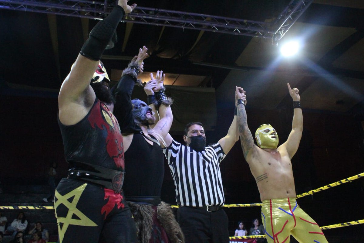 LUCHALIBREIWRG's tweet photo. #DomingodeIWRG | ¡La rudeza se impone!

Formando un buen equipo, @fulgor_mx, Cerebro Negro Jr y el ganador del #IWRG #TryOut2022 Yorvak se llevan la victoria sobre Estrella de Oro, Genex y Legendario. https://t.co/Exx6OS1ksi