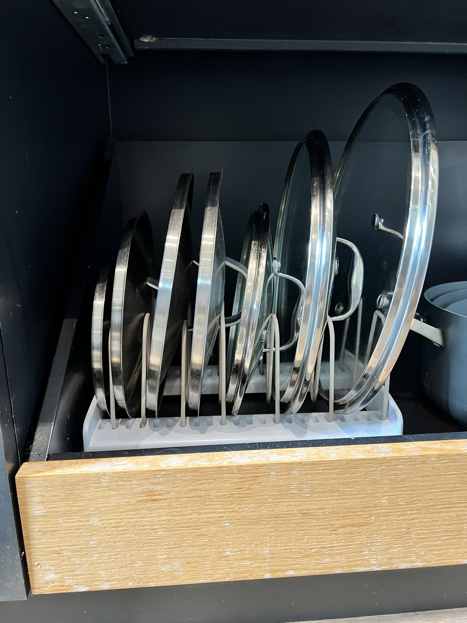 Leah Culver on Twitter "This pot lid holder thing makes me irrationally happy. https//t.co