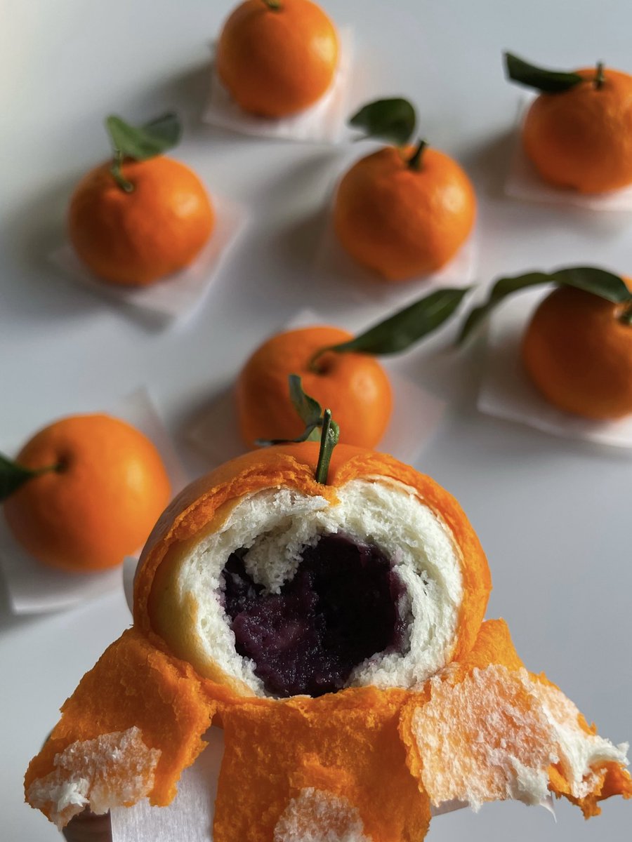dhillsposable's tweet photo. It looks like a tangerine, but it’s a bun! https://t.co/YVXaGoRtkX