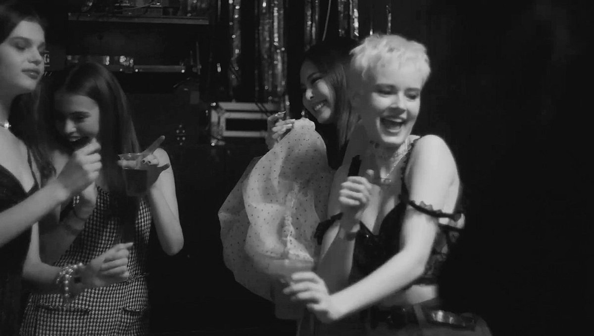 jenymilkeu's tweet photo. jenlisa parallel (1/2)

i wish you were sober https://t.co/IKys7T13pn