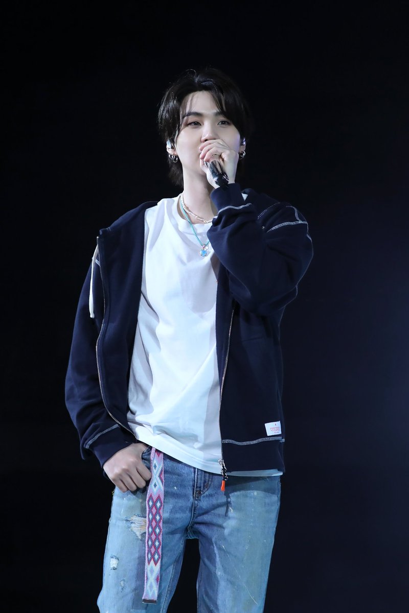 PortalMinYoongi's tweet photo. Foto 220313 SUGA durante os shows da #PTD_ON_STAGE_SEOUL 💫 

#슈가 #SUGA #방탄소년단슈가 @BTS_twt 
📍https://t.co/cNjgoFXFKk https://t.co/mc6efMKoCA