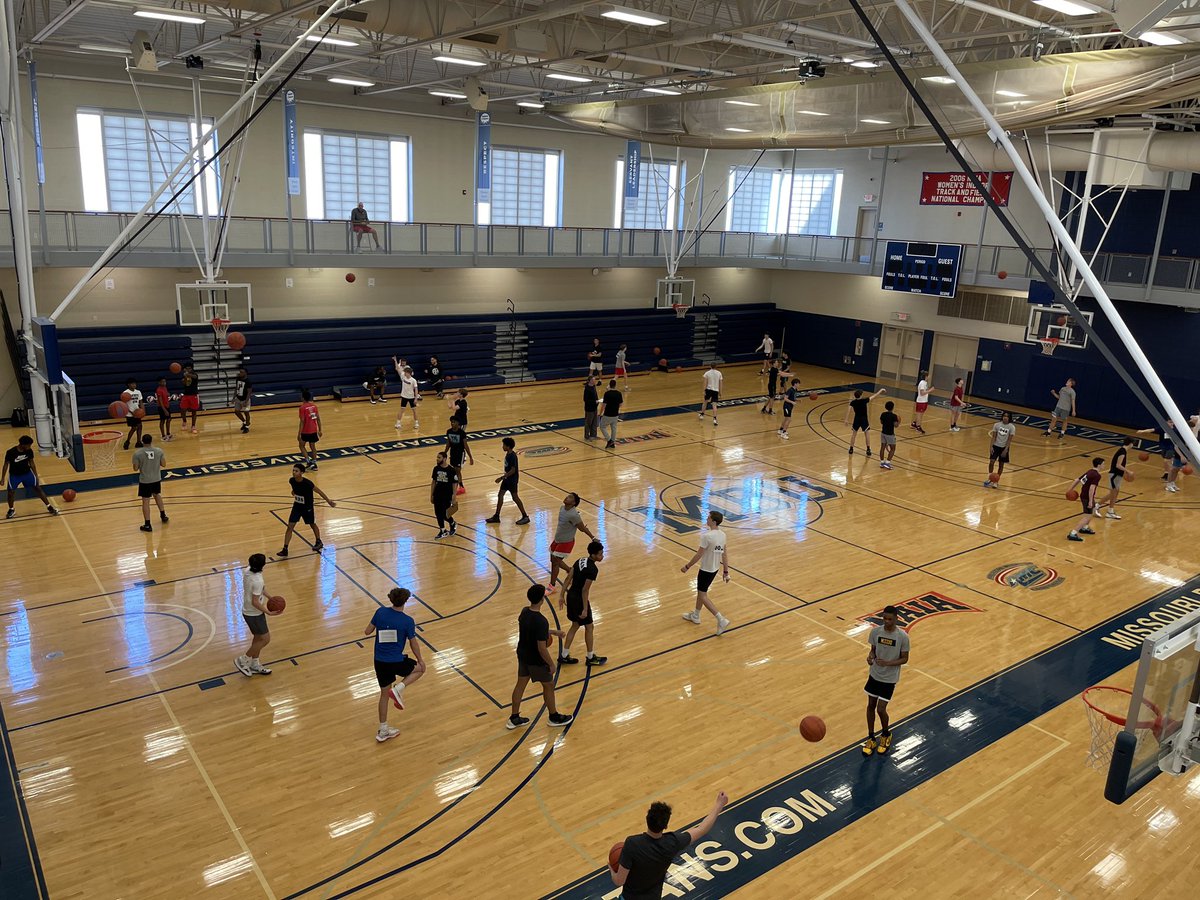 Great turnout today for all three levels. Over 140 kids! Thank you for everyone that came out! Can’t wait to get started! #ArsenalHoops