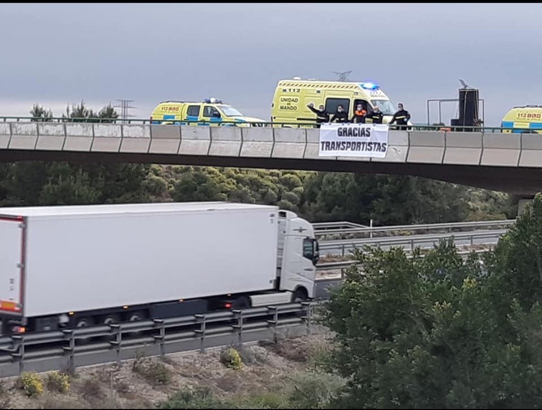 Gracias a los transportistas, durante el confinamiento pudimos comer.

Ellos nunca pararon.

Ahora debemos apoyarles.

Gracias, porque nunca nos dejasteis solos, ahora nosotros haremos lo mismo 💪🏻.
#HuelgaTransporte 
#HuelgaGeneral 

(Foto de Marzo de 2020)