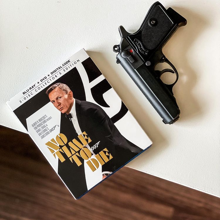 SirGoldenEye's tweet photo. That's a dangerous combination. The thing on the left can cause you to pick up the thing on the right and put it on your temple after 2 hours and 45 minutes. https://t.co/ufRNlEMXJ6