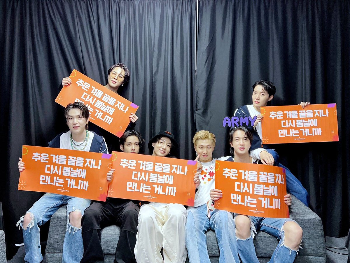 bangtan4everbr's tweet photo. [PTD] Mais uma foto tradicional depois do show!  #PTD_ON_STAGE_SEOUL https://t.co/j3L9rRhFFE