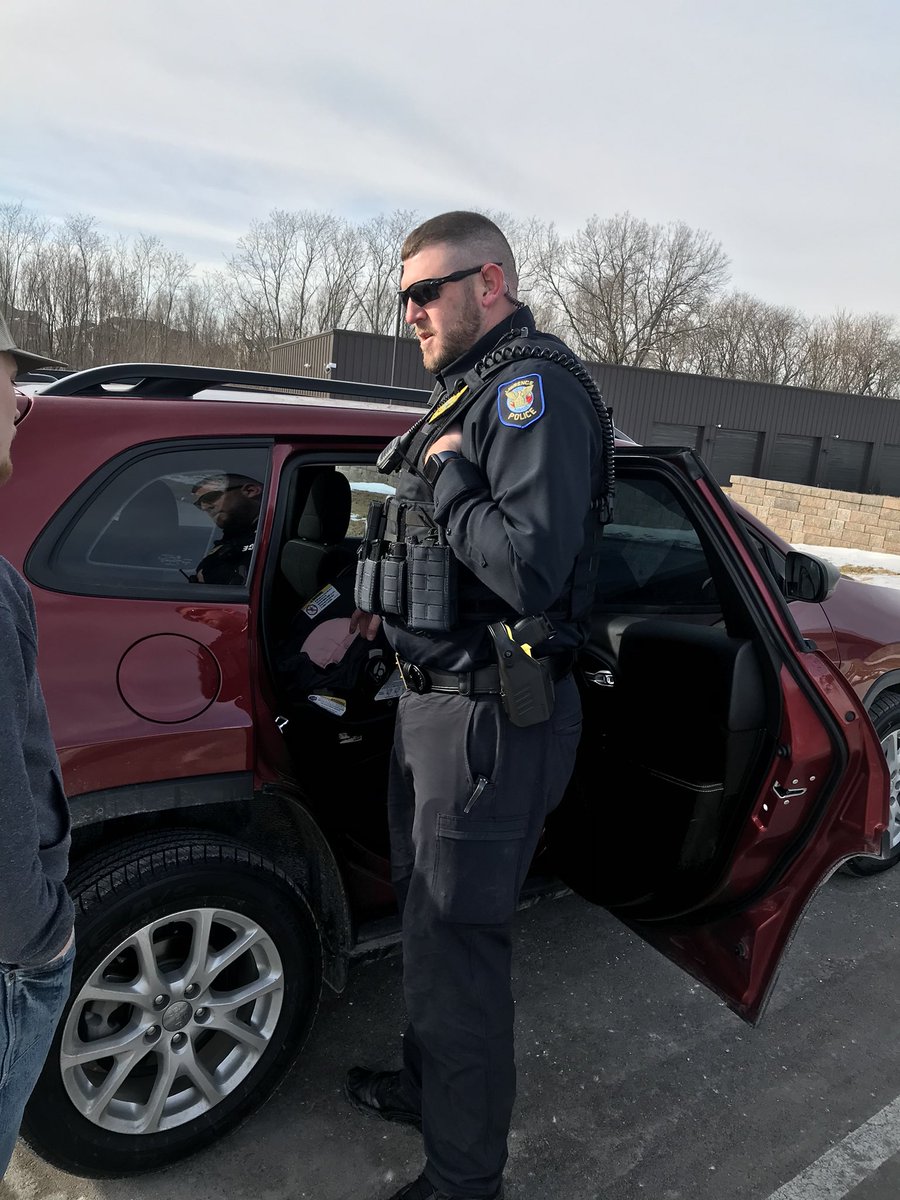 LawrenceKS_PD's tweet image. Officer Affalter helped a new mom properly install her baby’s car seat this weekend. Good job for asking mom!
We’re proud to help Safe Kids of Douglas County.
Email safekids@lkpd.org or go to bit.ly/SafeKidsDouglas