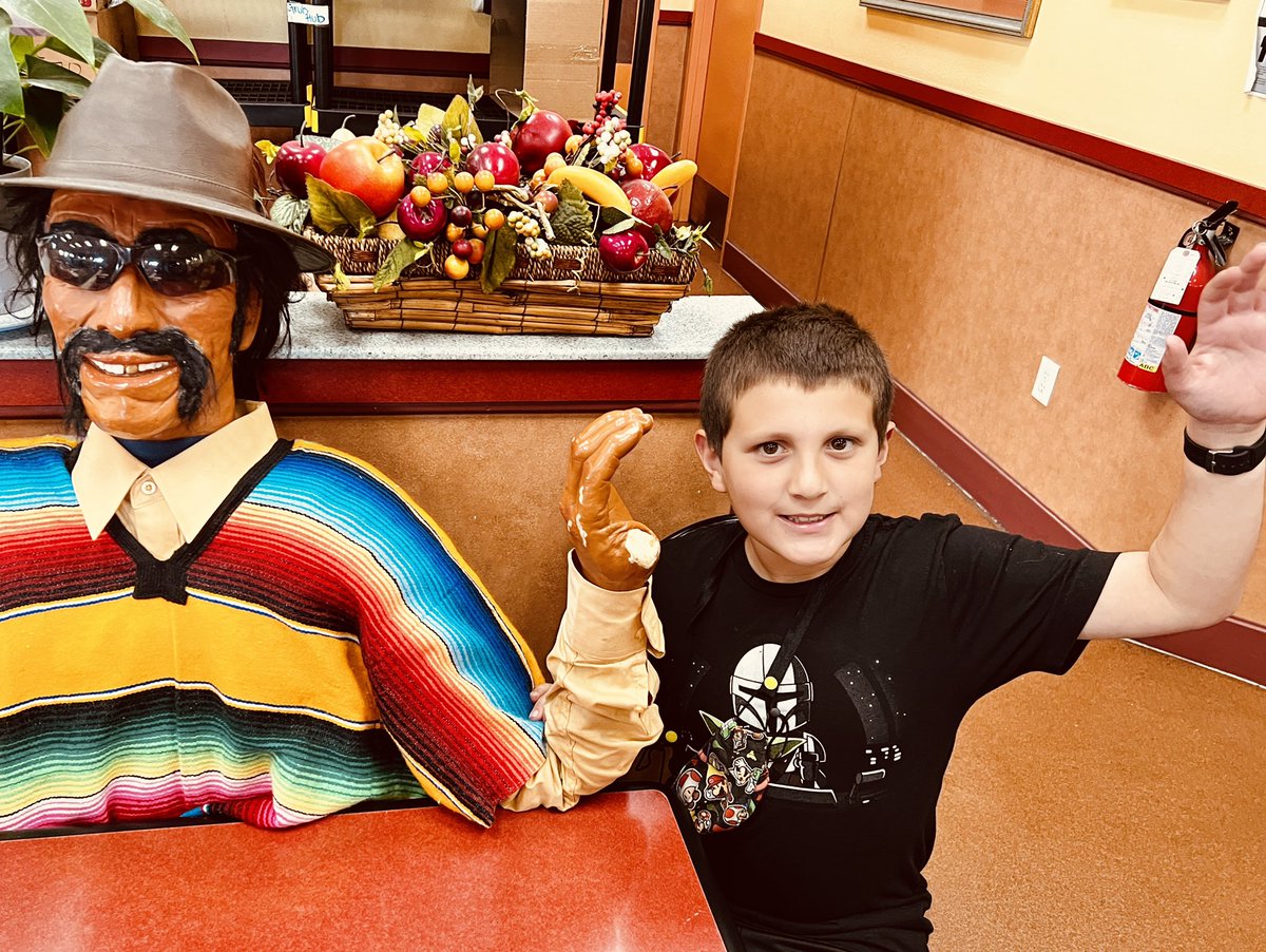 RodBarajas's tweet photo. It's so good to be back! Lil G hanging with Uncle Pico...My friend..
#LosSanchez #LilG https://t.co/VnJuaRUucL