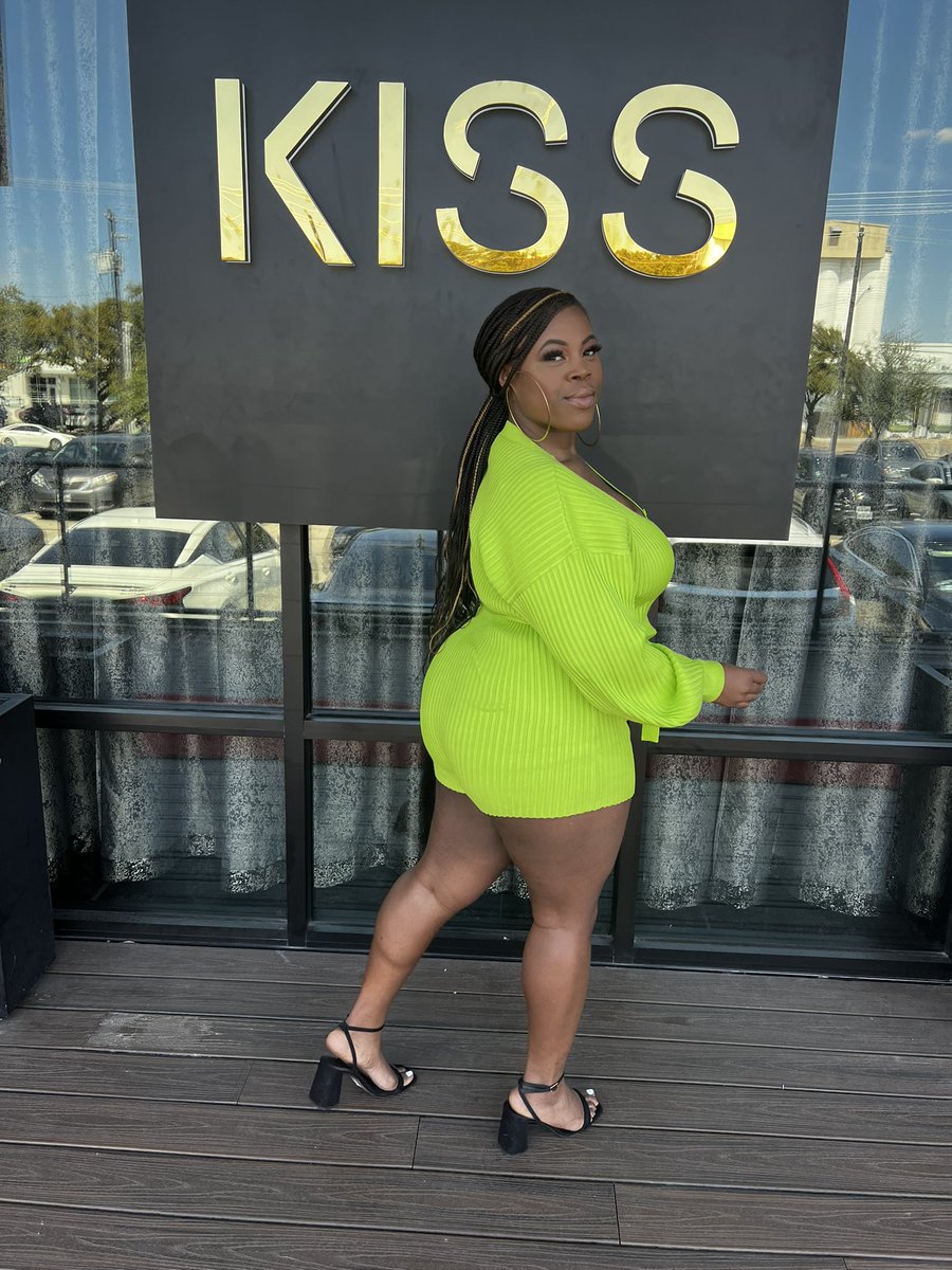 pagingdrsank's tweet photo. When the thighs match. #MariahMadness #TwentyFineLoading https://t.co/psixq2x4Mm