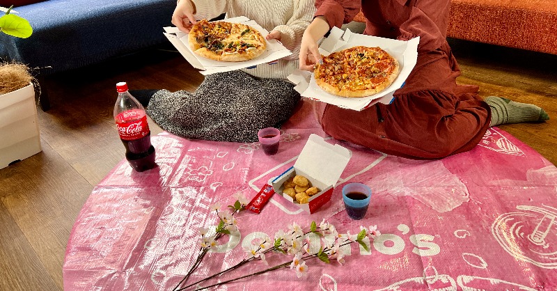 ドミノ ピザ 家でもどこでも好きな場所で どこでも花見セット 本日から期間限定で どこでも花見セット が爆誕 このセットでしか手に入らない激レアレジャーシートがもらえちゃうって 今年の お花見 はどこでも花見セットと一緒に気分爆アゲで
