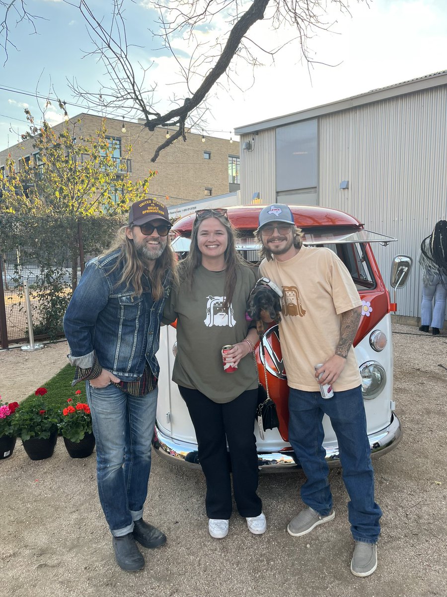 zi2econz's tweet photo. Had an amazing time with my dippies today at SXSW!!🔥❤️ dippie forever!🙌 @DippiesNFT @uncle__sal @Eman8 @carolinaliar @moanabus https://t.co/aNjUMFOeXO