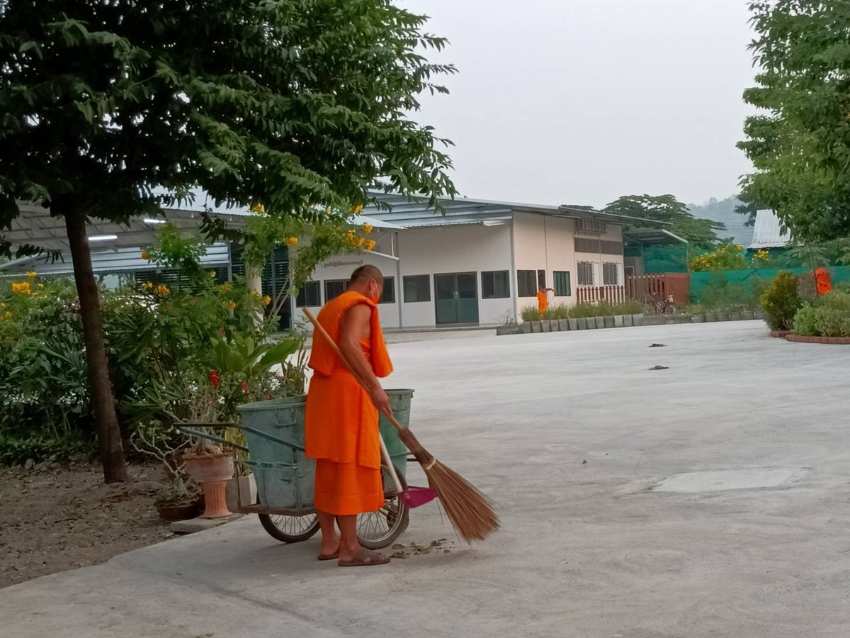 meditation_sb's tweet photo. สิ่งที่มนุษย์แสวงหา คือ
ความสุขที่แท้จริง
และเรื่องราวความเป็นจริงของชีวิต ทั้งหมดนี้จะรู้ได้ด้วยตัวของตัวเอง
เพราะมันอยู่ใน
กลางกายของเรา
🌹คุณครูไม่ใหญ่
🍀🍀🍀🍀🍀
14 มีนาคม 2565
กิจวัตรบุญยามเช้าพระภิกษุศูนย์ปฏิบัติธรรมสระบุรี
นำบุญมาฝากทุกท่านสาธุๆ 
#กิจวัตร #ออนไลน์￼￼ https://t.co/wDGNeZ1VyX