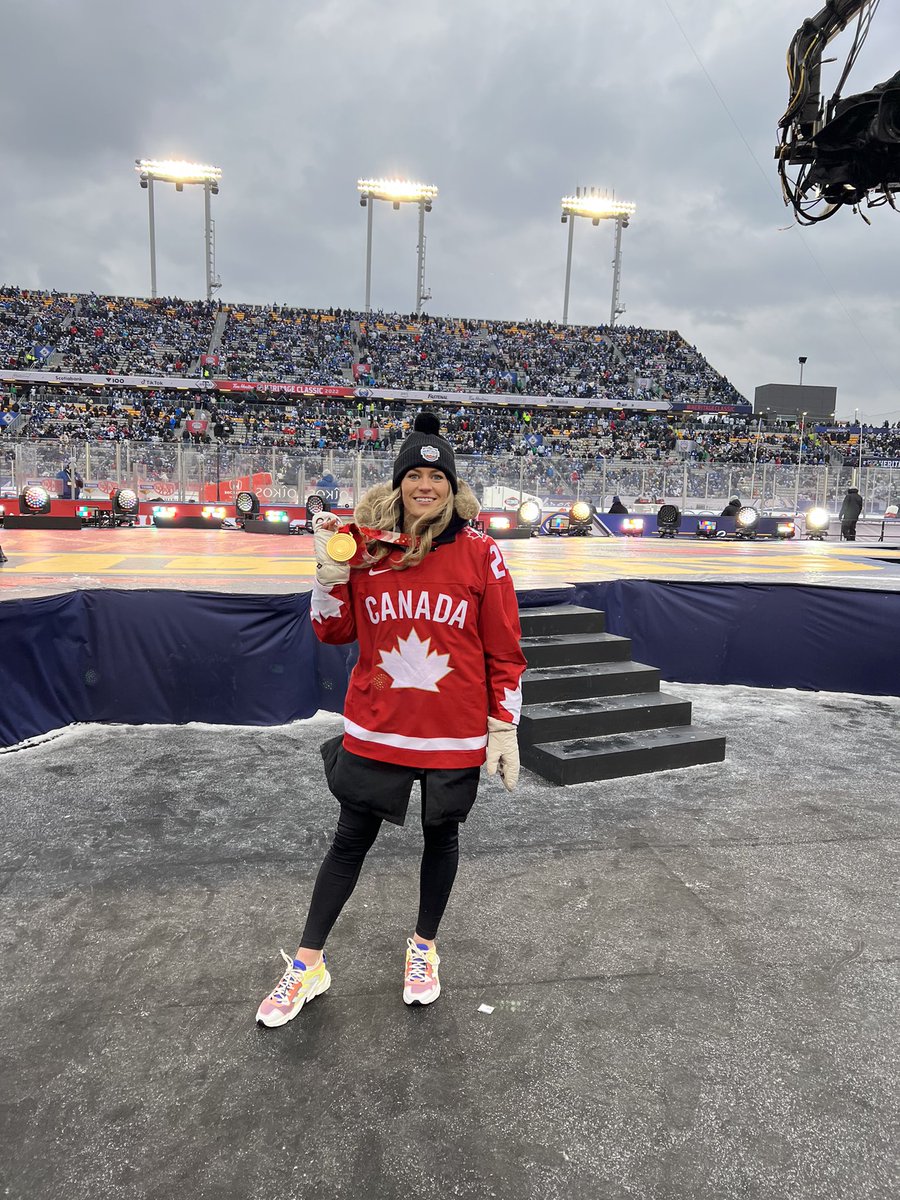 natspooner5's tweet photo. Thank you @NHL for having us out at the Heritage Classic! We had an absolute blast &amp; it was amazing to share our medal with so many Canadians! #Heritageclassic2022 #TeamCanada https://t.co/0webhYQt0l