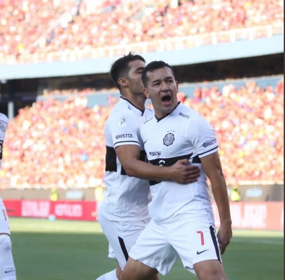 javiamarilla's tweet photo. Elegiste quedarte, te rebajaron el sueldo y aceptaste que no eras la primera opción. Que injustos somos contigo. Descomunal partido el de hoy.  Sos un GRANDE con todas las letras @10NestorCamacho https://t.co/WBvrK4fs0M